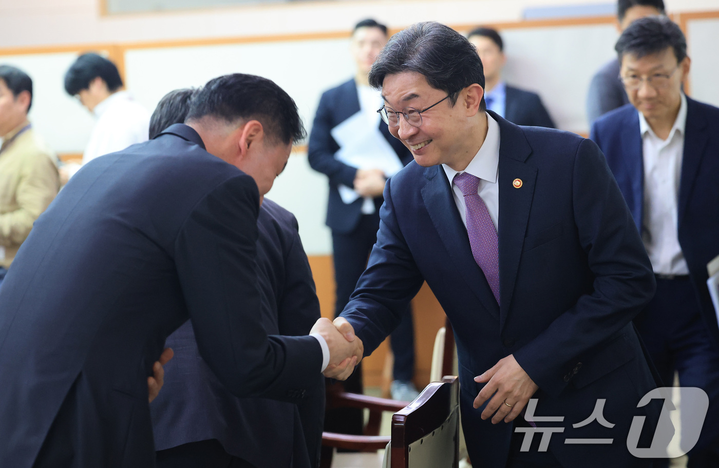 (서울=뉴스1) 임세영 기자 = 이억원 금융위원장이 30일 서울 종로구 정부서울청사에서 열린 중동상황 관련 금융권 간담회에서 참석자들과 인사를 나누고 있다. 2026.3.30/뉴스 …