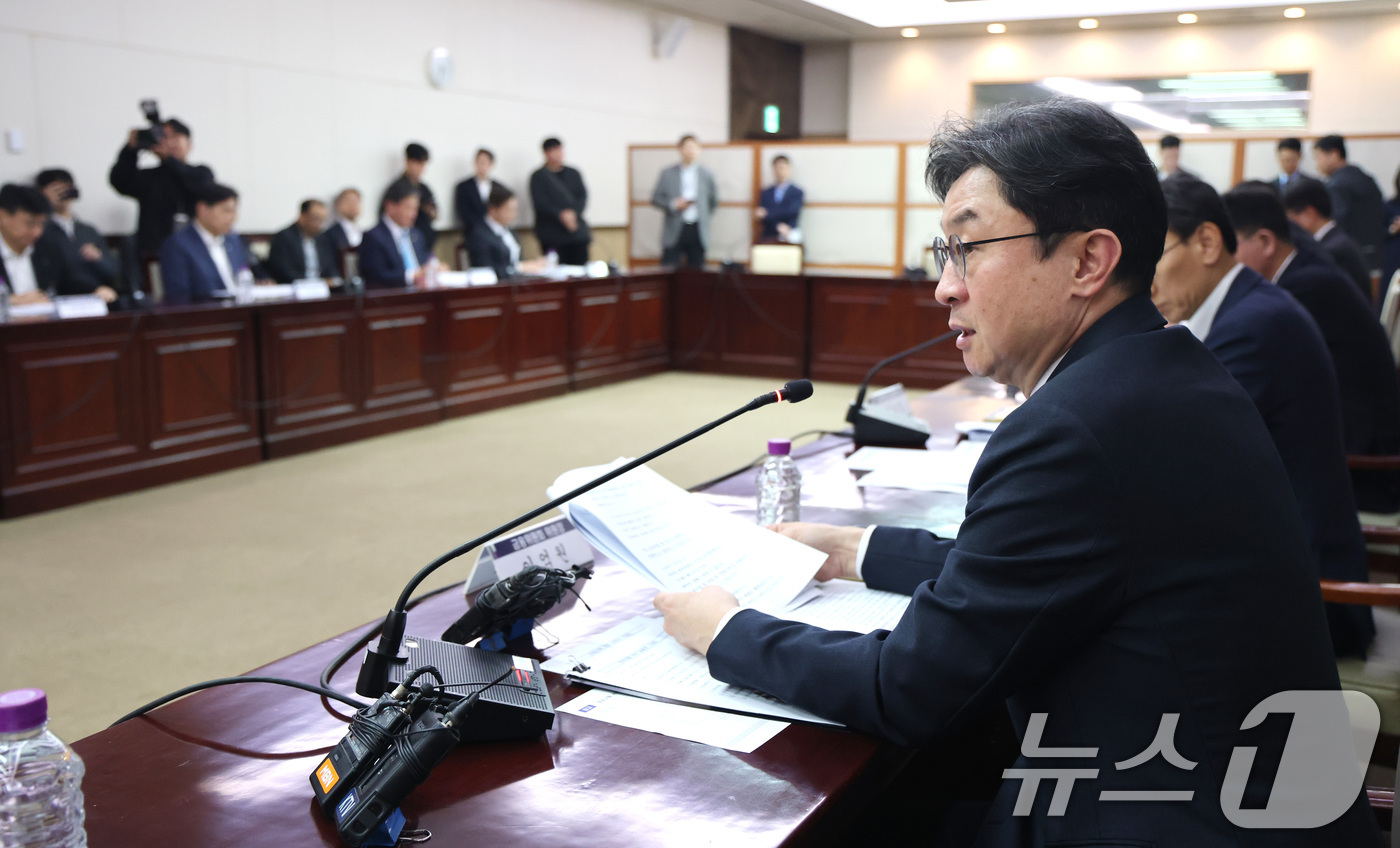 (서울=뉴스1) 임세영 기자 = 이억원 금융위원장이 30일 서울 종로구 정부서울청사에서 열린 중동상황 관련 금융권 간담회에서 모두발언을 하고 있다. 2026.3.30/뉴스1