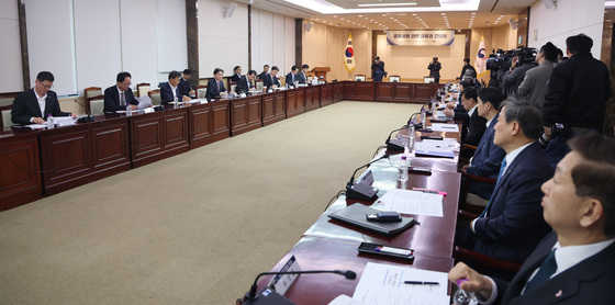 중동상황 관련 금융권 간담회 주재하는 이억원 금융위원장