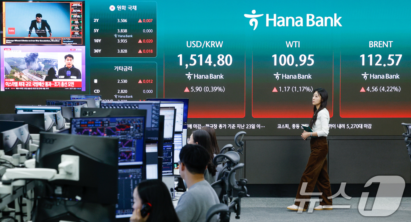 (서울=뉴스1) 안은나 기자 = 중동 전쟁 장기화 여파로 국제유가가 상승하고 있는 30일 오후 서울 중구 하나은행 본점 딜링룸 전광판에 달러·원 환율과 서부텍사스산원유(WTI), …