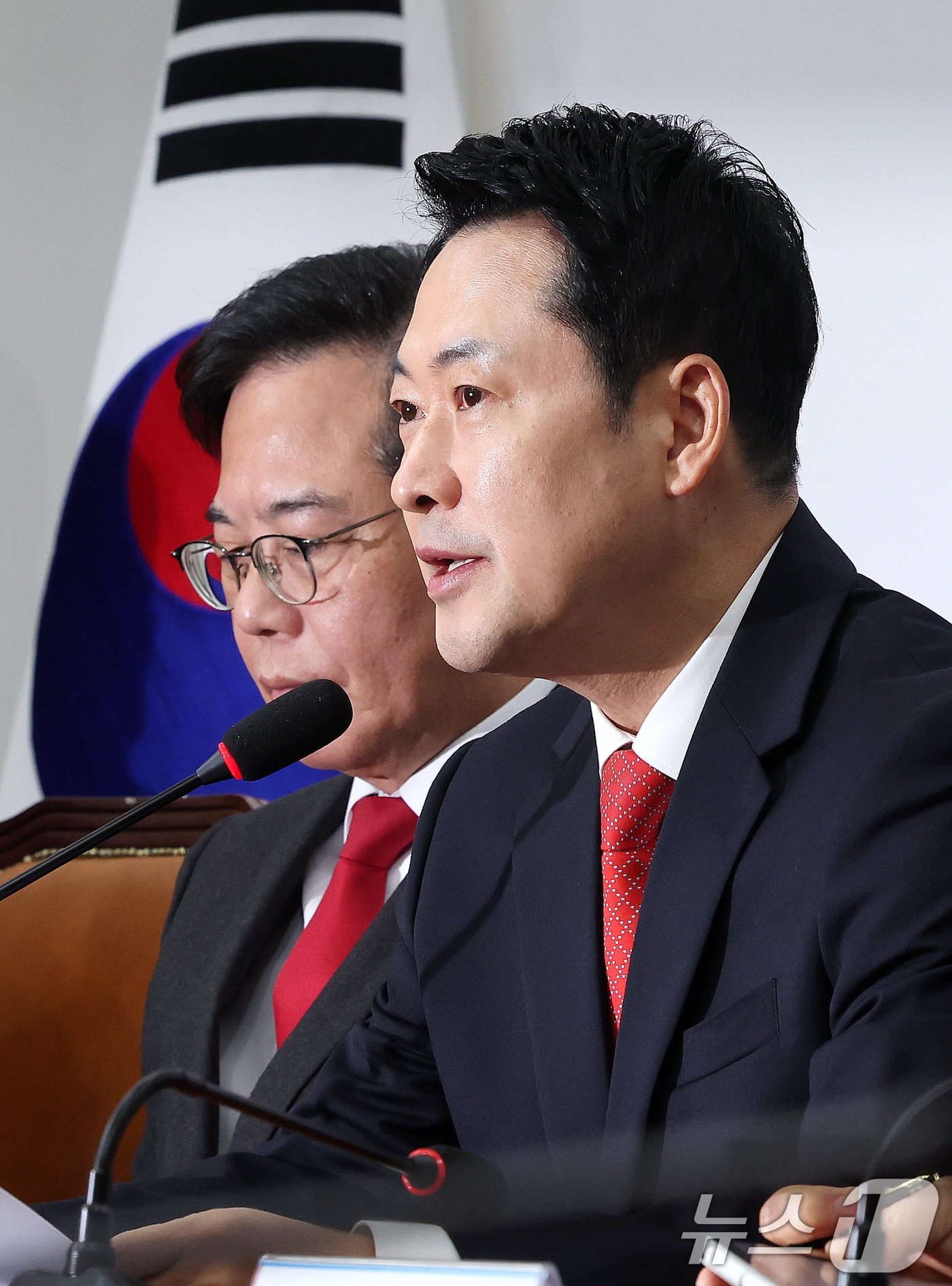 (서울=뉴스1) 박지혜 기자 = 장동혁 국민의힘 대표가 30일 서울 여의도 국회에서 열린 최고위원회의에 참석해 모두 발언을 하고 있다.  2026.3.30/뉴스1