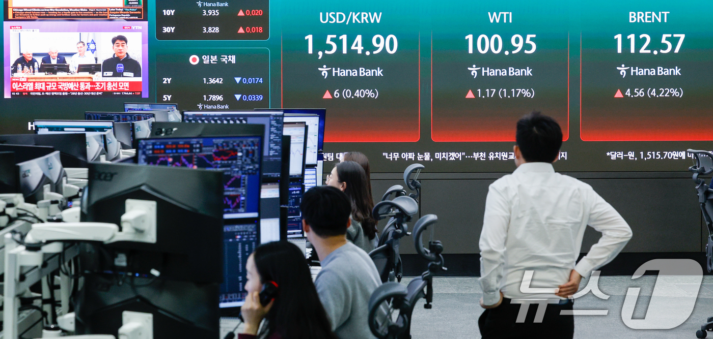 (서울=뉴스1) 안은나 기자 = 중동 전쟁 장기화 여파로 국제유가가 상승하고 있는 30일 오후 서울 중구 하나은행 본점 딜링룸 전광판에 달러·원 환율과 서부텍사스산원유(WTI), …