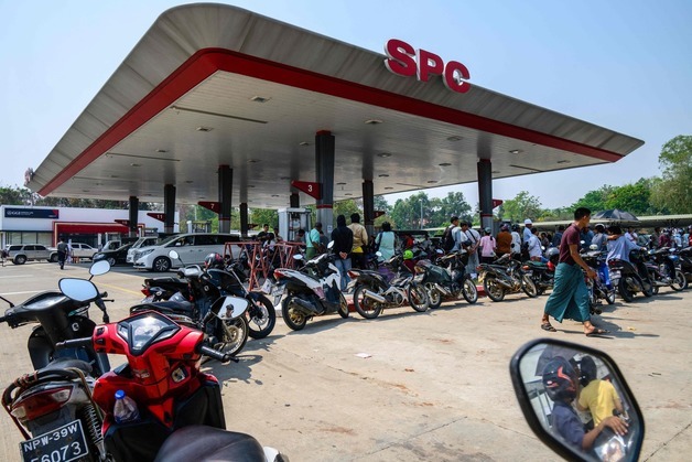 [포토] 연료 넣기 위해 줄 서 있는 미얀마 오토바이들