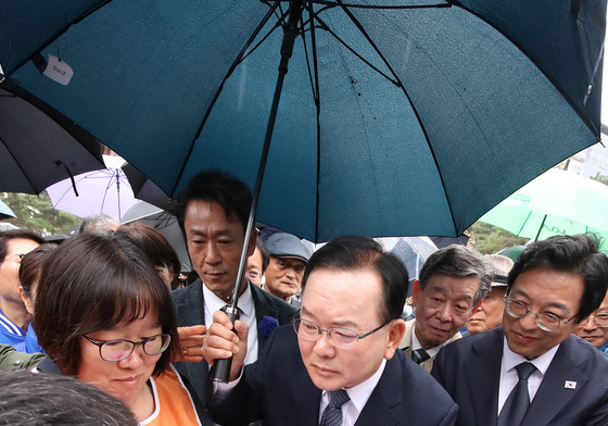 지역 장애인과 인사 나누는 김부겸 전 총리