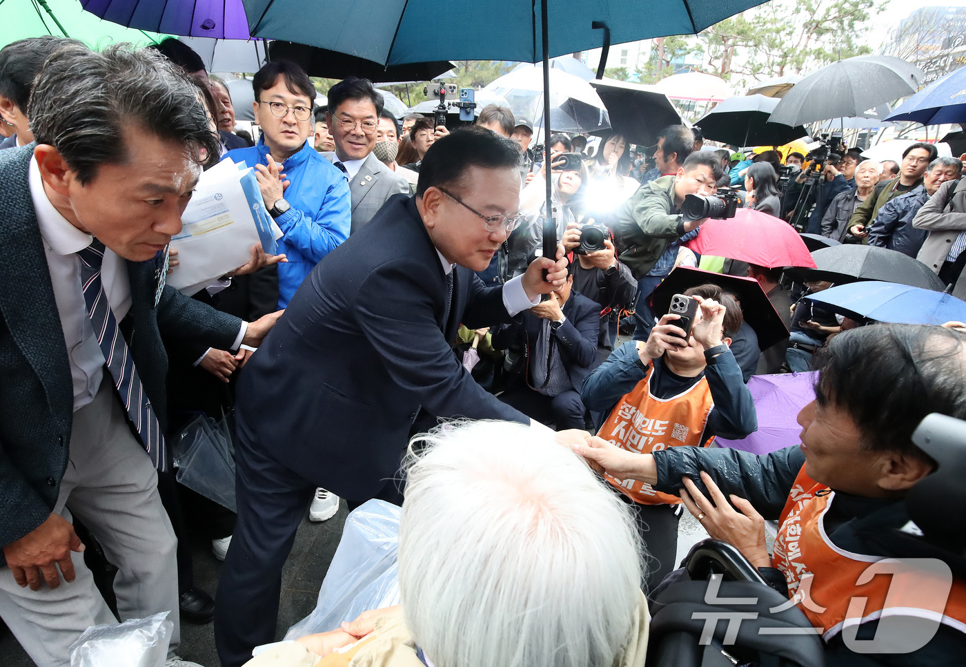 (대구=뉴스1) 공정식 기자 = 김부겸 전 국무총리가 30일 오후 대구 중구 2·28기념중앙공원에서 6·3지방선거 대구시장 출마 선언 기자회견을 마친 뒤 지역 장애인단체의 장애인 …
