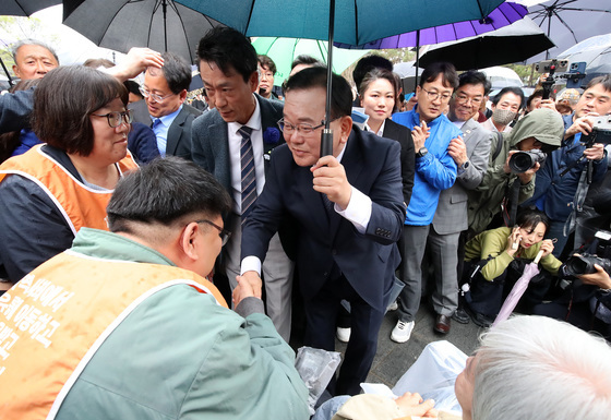 지역 장애인과 인사 나누는 김부겸 전 총리