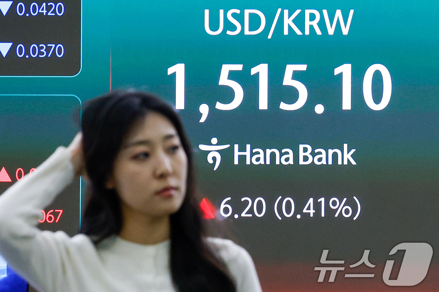 (서울=뉴스1) 안은나 기자 = 30일 오후 서울 중구 하나은행 본점 딜링룸에 종가가 나오고 있다.이날 코스피 지수는 전 거래일과 비교해 161.57포인트(2.97%) 하락한 52 …