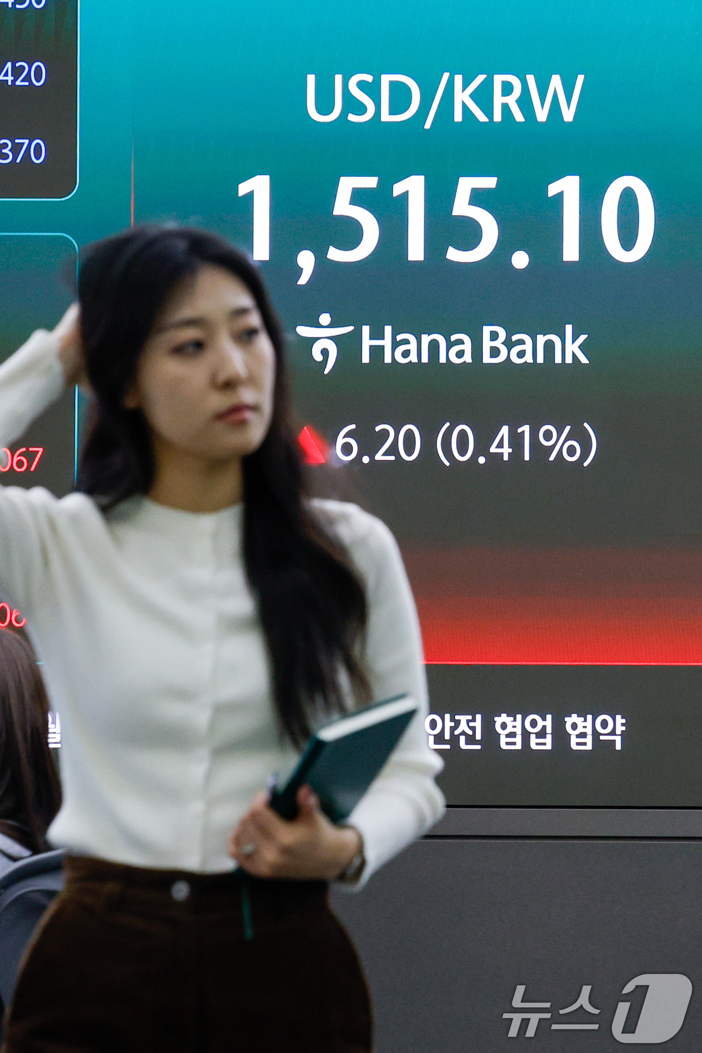 (서울=뉴스1) 안은나 기자 = 30일 오후 서울 중구 하나은행 본점 딜링룸에 종가가 나오고 있다.이날 코스피 지수는 전 거래일과 비교해 161.57포인트(2.97%) 하락한 52 …