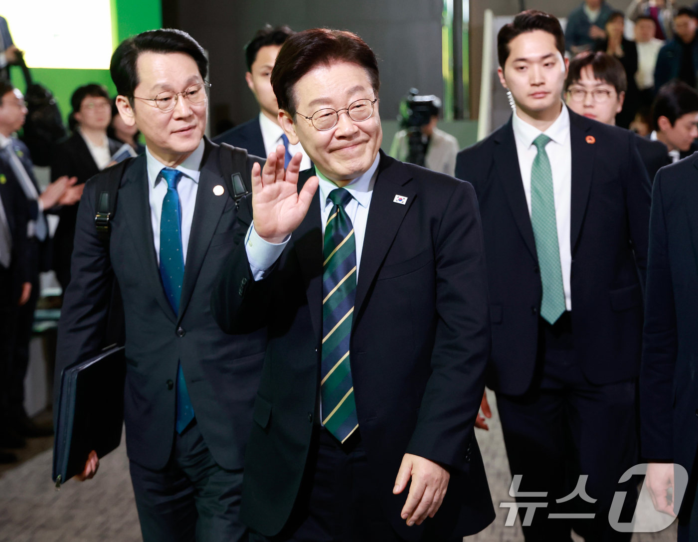 (제주=뉴스1) 이재명 기자 = 이재명 대통령이 30일 제주 한라대학교에서 열린 '제주의 마음을 듣다' 타운홀미팅 간담회를 마친 뒤 이동하며 손인사를 하고 있다. 2026.3.30 …