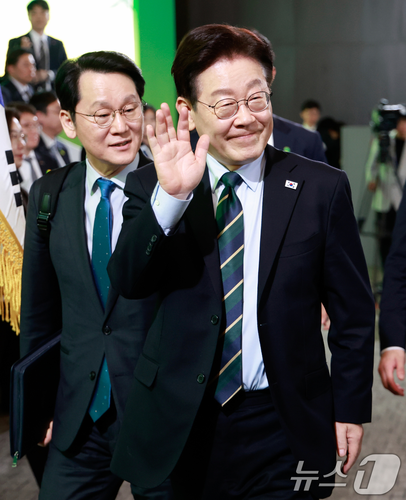 (제주=뉴스1) 이재명 기자 = 이재명 대통령이 30일 제주 한라대학교에서 열린 '제주의 마음을 듣다' 타운홀미팅 간담회를 마친 뒤 이동하며 손인사를 하고 있다. 2026.3.30 …