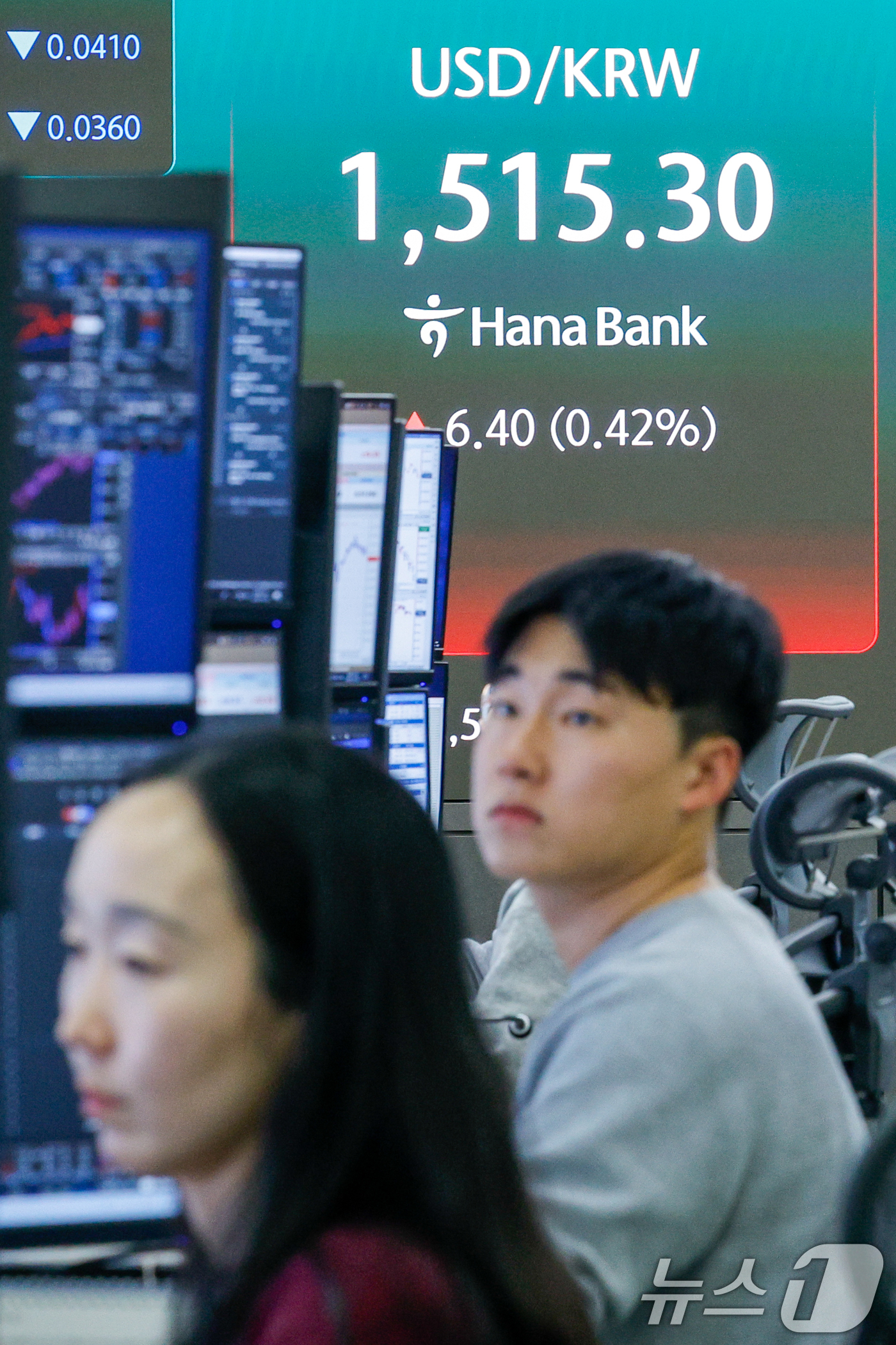 (서울=뉴스1) 안은나 기자 = 30일 오후 서울 중구 하나은행 본점 딜링룸에 원달러 환율 시황이 나오고 있다.이날 코스피 지수는 전 거래일과 비교해 161.57포인트(2.97%) …