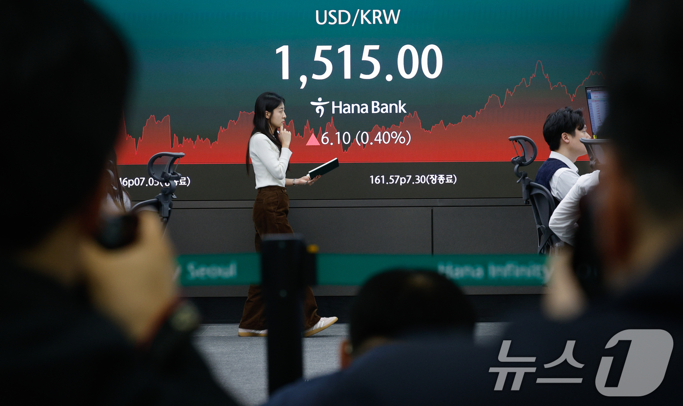 (서울=뉴스1) 안은나 기자 = 30일 오후 서울 중구 하나은행 본점 딜링룸에서 취재진들이 환율을 주시하고 있다.이날 코스피 지수는 전 거래일과 비교해 161.57포인트(2.97% …