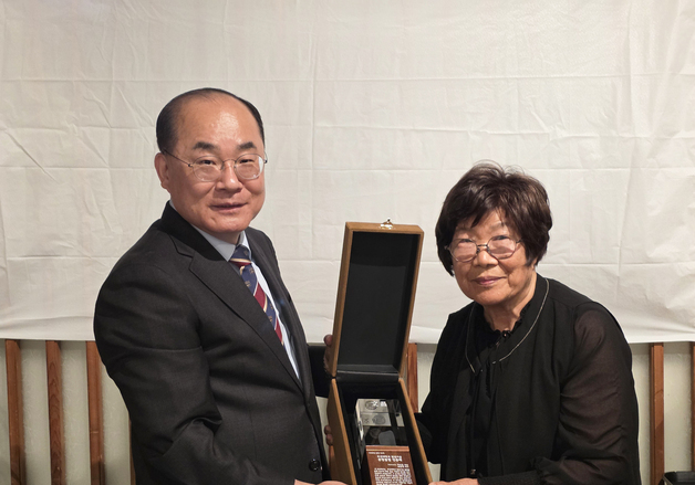 부산대 출신 미국 동문, 위트컴 장군 기념 조형물 기금 쾌척