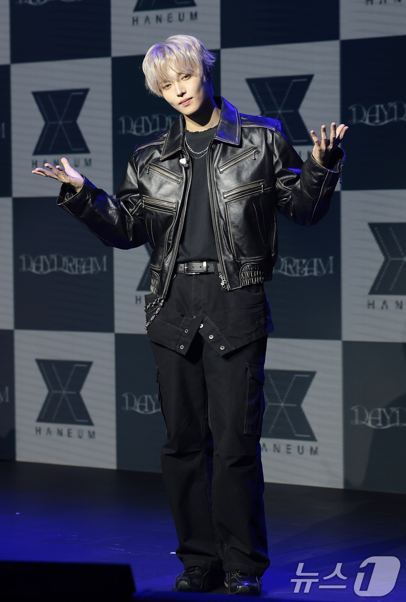 (서울=뉴스1) 권현진 기자 = 가수 장한음이 30일 서울 강남구 성암아트홀에서 가진 두 번째 EP ‘DAYDREAM' 발매 기념 쇼케이스에서 포즈를 취하고 있다. 2026.3.3 …