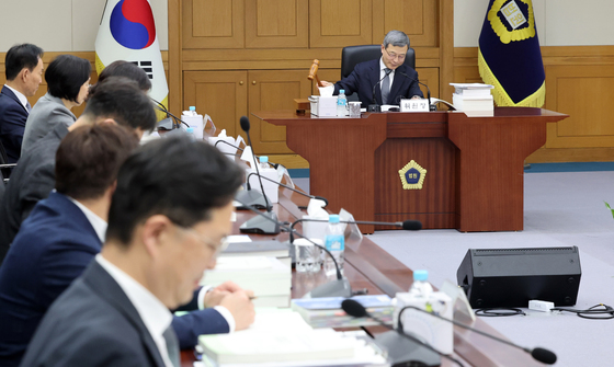 의사봉 두드리는 이동원 양형위원장