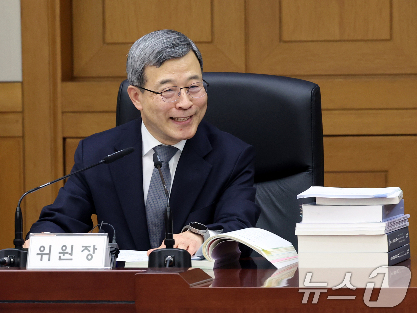 (서울=뉴스1) 황기선 기자 = 이동원 양형위원장이 30일 오후 서울 서초구 대법원에서 열린 양형위원회 제144차 회의에서 인사말을 하고 있다.  2026.3.30/뉴스1