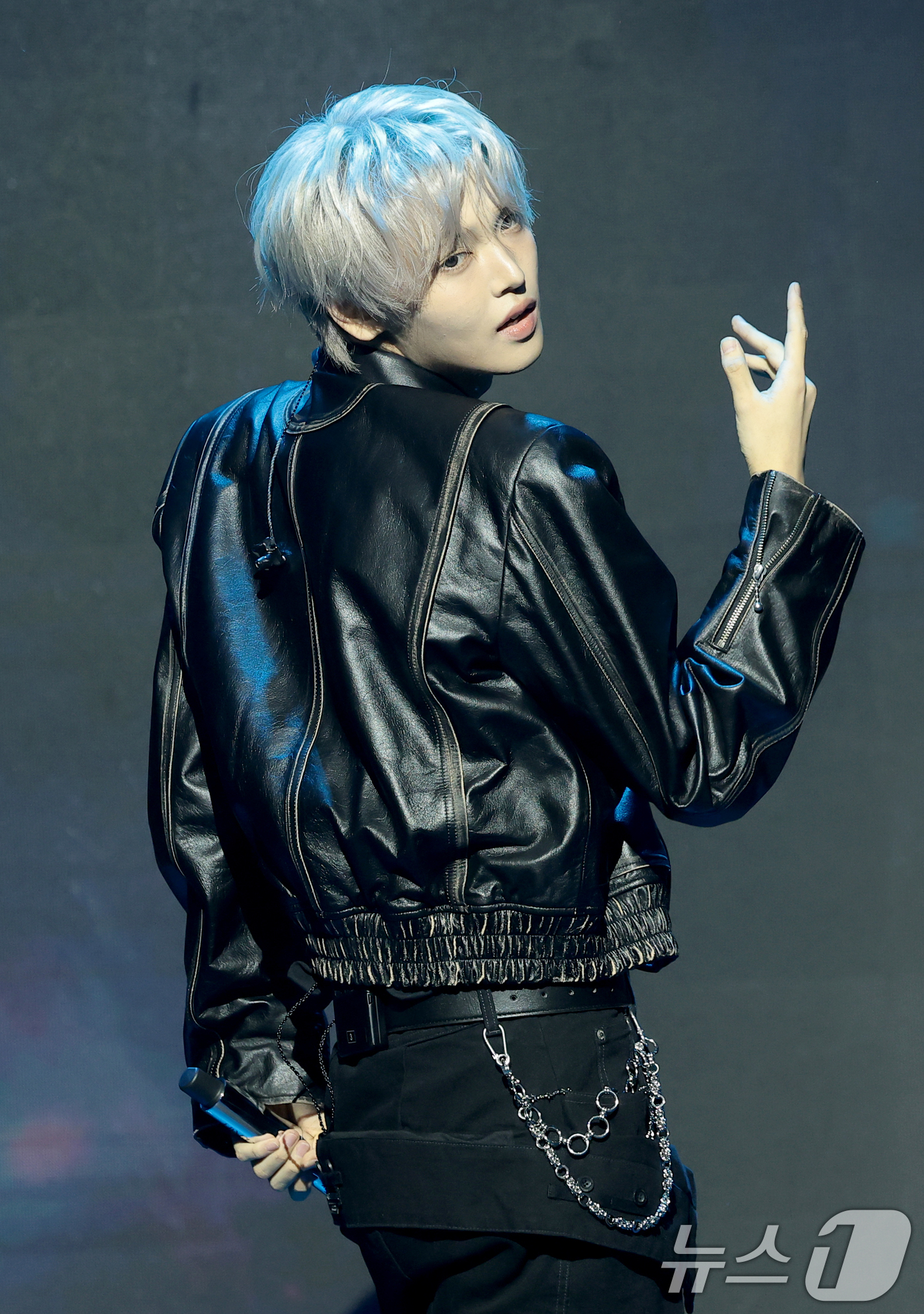 (서울=뉴스1) 권현진 기자 = 가수 장한음이 30일 서울 강남구 성암아트홀에서 가진 두 번째 EP ‘DAYDREAM' 발매 기념 쇼케이스에서 타이틀 곡 ‘워너’(WANNA)를 선 …