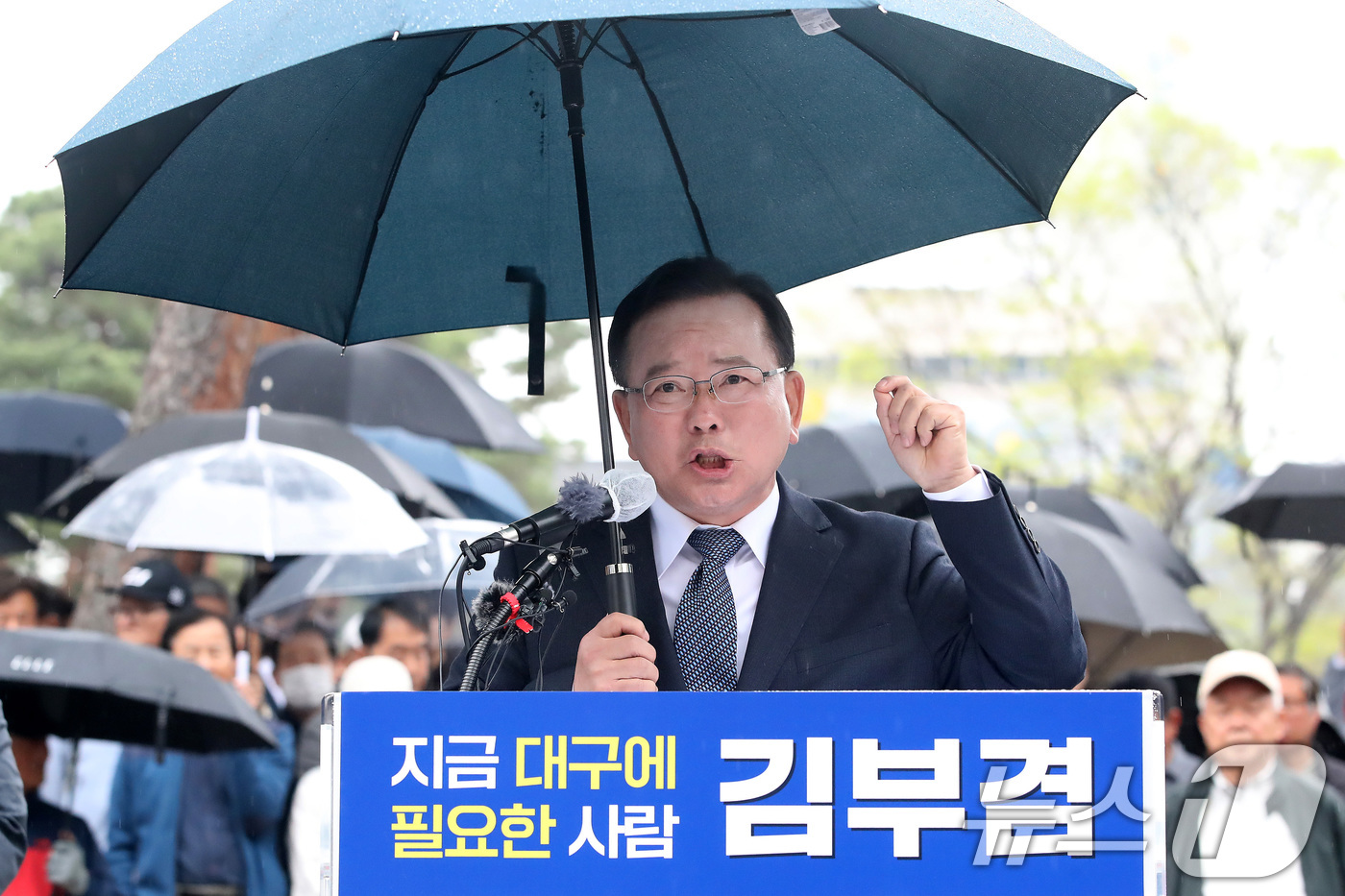 (대구=뉴스1) 공정식 기자 = 김부겸 전 국무총리가 30일 오후 대구 중구 2·28기념중앙공원에서 6·3지방선거 대구시장 출마를 선언하고 있다. 2026.3.30/뉴스1