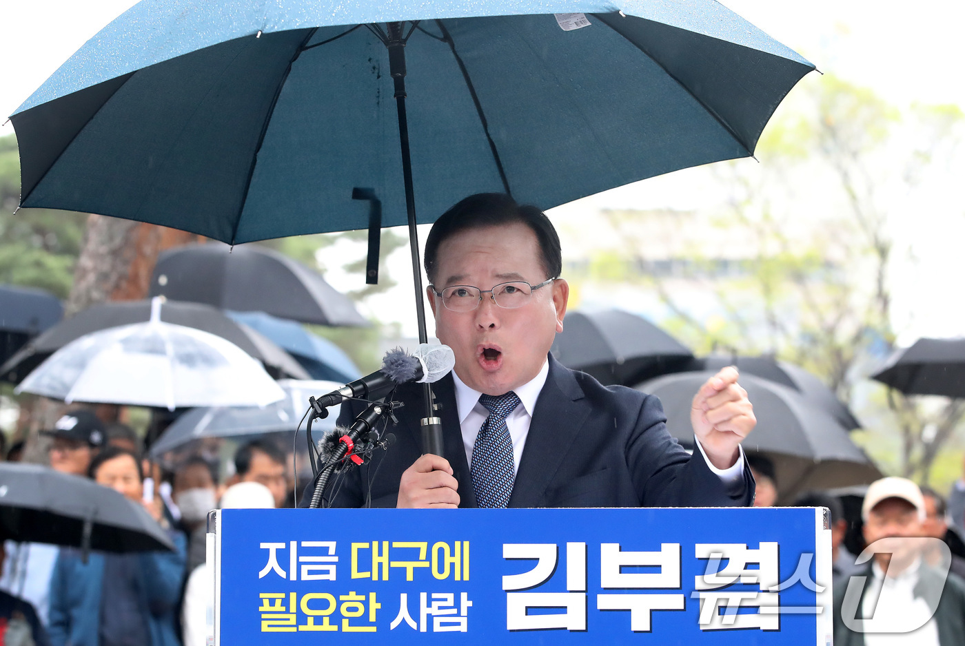 (대구=뉴스1) 공정식 기자 = 김부겸 전 국무총리가 30일 오후 대구 중구 2·28기념중앙공원에서 6·3지방선거 대구시장 출마를 선언하고 있다. 2026.3.30/뉴스1