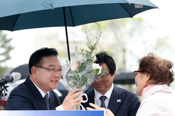 "어, 진짜 김부겸이 받네? 수고하세요, 뚝~"