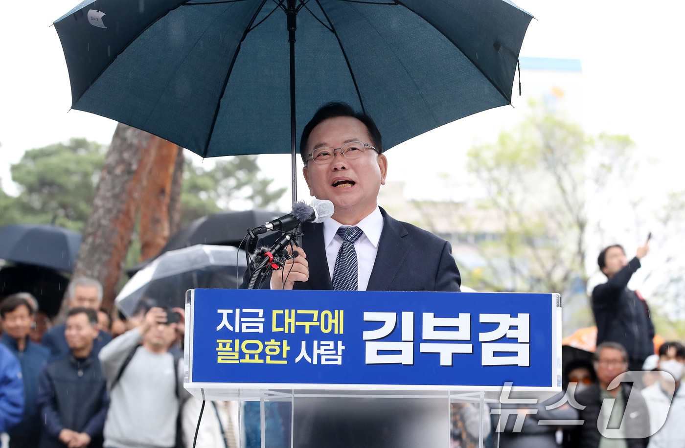 (대구=뉴스1) 공정식 기자 = 김부겸 전 국무총리가 30일 오후 대구 중구 2·28기념중앙공원에서 6·3지방선거 대구시장 출마를 선언하고 있다. 2026.3.30/뉴스1