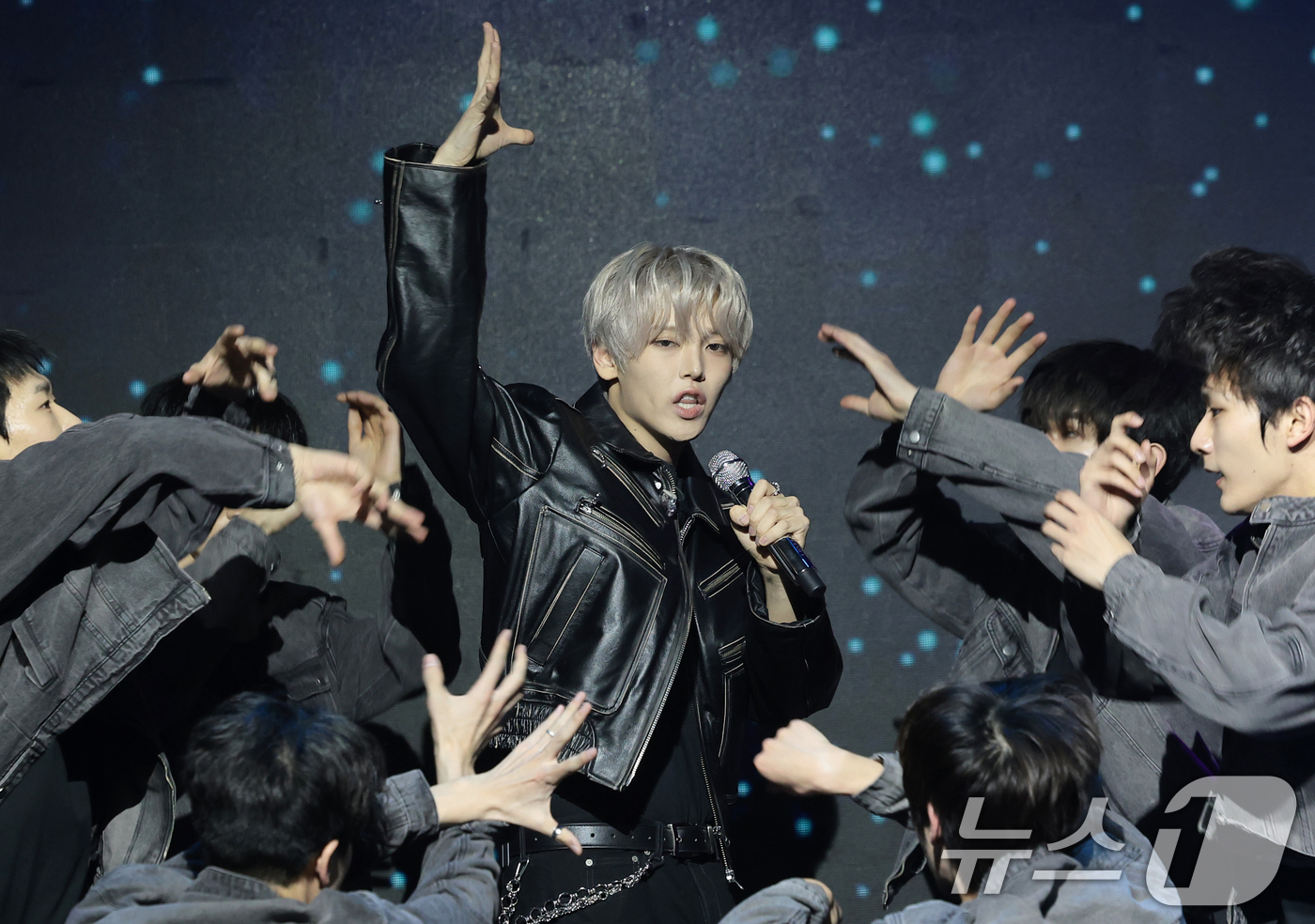 (서울=뉴스1) 권현진 기자 = 가수 장한음이 30일 서울 강남구 성암아트홀에서 가진 두 번째 EP ‘DAYDREAM' 발매 기념 쇼케이스에서 타이틀 곡 ‘워너’(WANNA)를 선 …