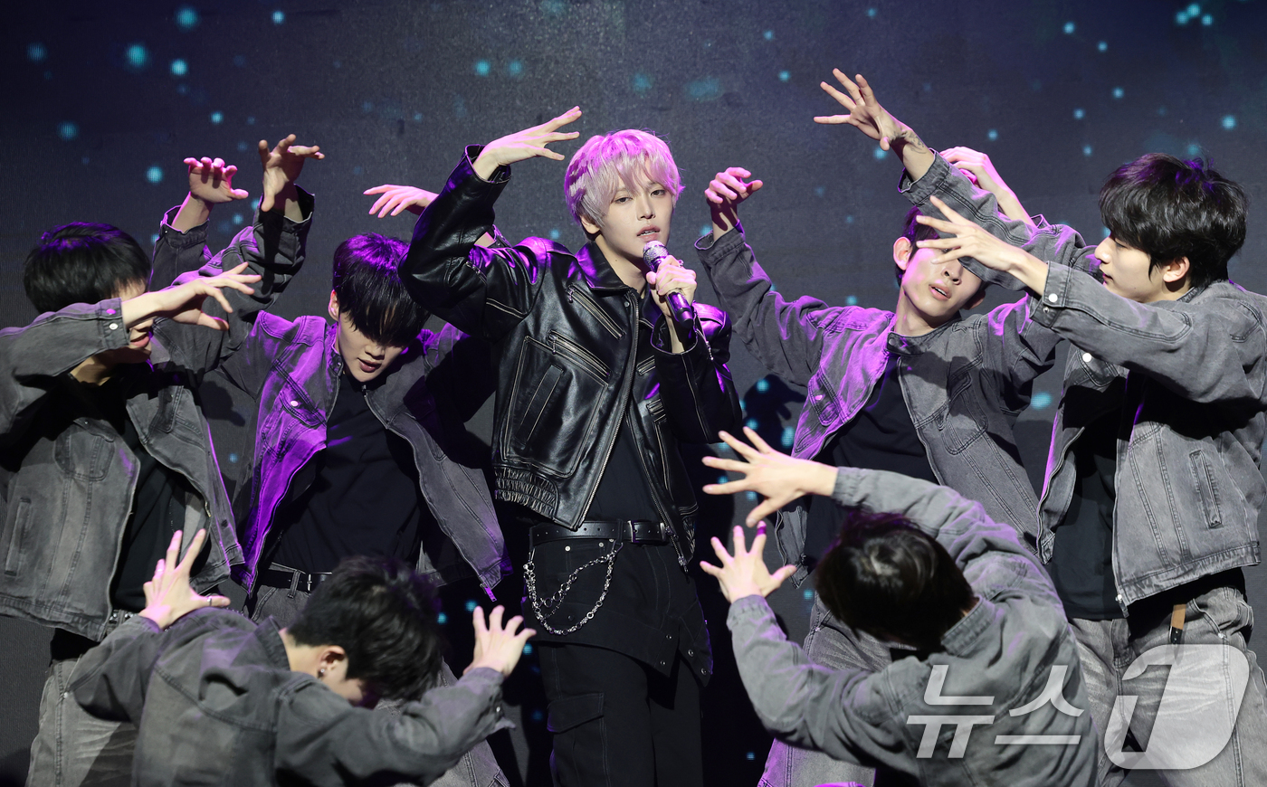 (서울=뉴스1) 권현진 기자 = 가수 장한음이 30일 서울 강남구 성암아트홀에서 가진 두 번째 EP ‘DAYDREAM' 발매 기념 쇼케이스에서 타이틀 곡 ‘워너’(WANNA)를 선 …