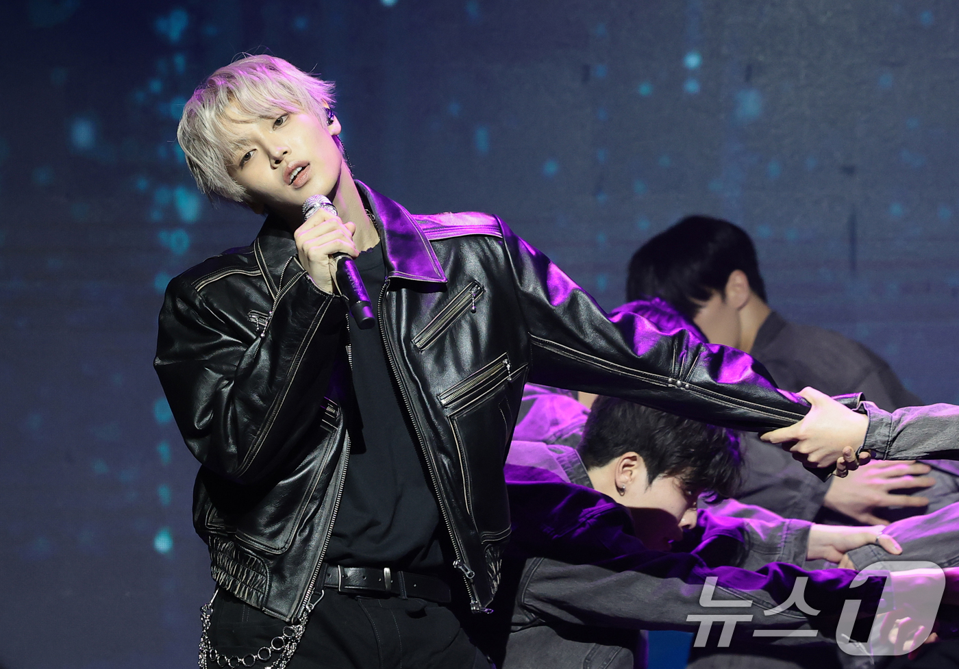 (서울=뉴스1) 권현진 기자 = 가수 장한음이 30일 서울 강남구 성암아트홀에서 가진 두 번째 EP ‘DAYDREAM' 발매 기념 쇼케이스에서 타이틀 곡 ‘워너’(WANNA)를 선 …