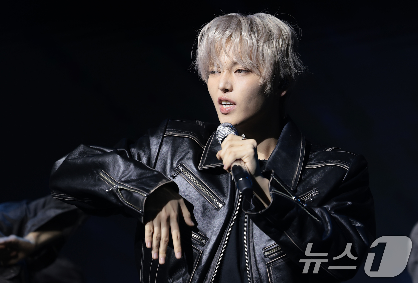 (서울=뉴스1) 권현진 기자 = 가수 장한음이 30일 서울 강남구 성암아트홀에서 가진 두 번째 EP ‘DAYDREAM' 발매 기념 쇼케이스에서 타이틀 곡 ‘워너’(WANNA)를 선 …