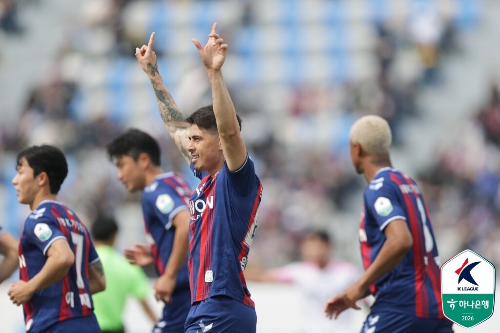 본문 이미지 - 화끈한 공격력을 자랑하는 수원FC도 K리그2 4전 전승을 달리고 있다. (한국프로축구연맹 제공)