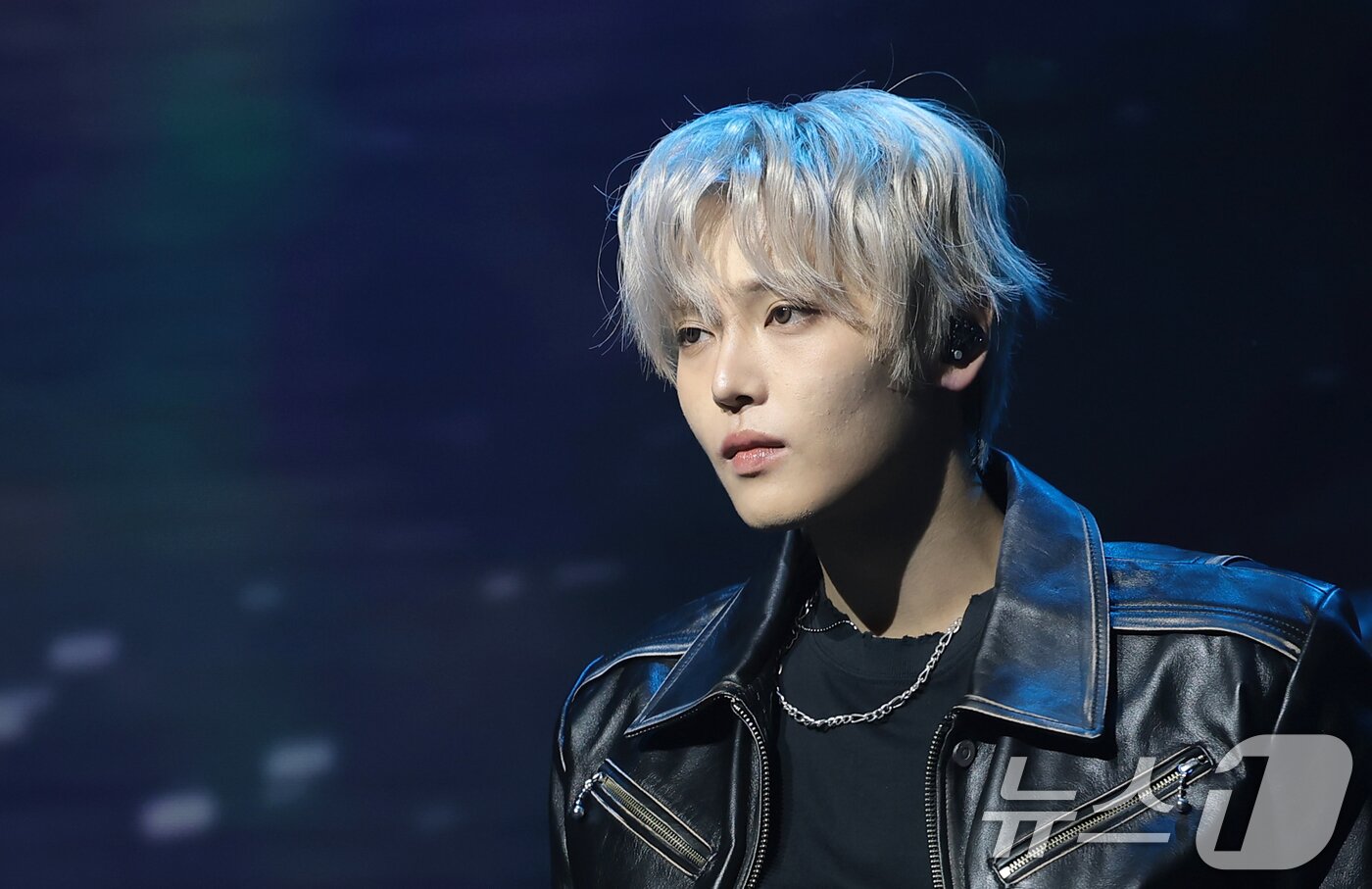 본문 이미지 - 가수 장한음이 30일 서울 강남구 성암아트홀에서 가진 두 번째 EP ‘DAYDREAM' 발매 기념 쇼케이스에서 타이틀 곡 ‘워너’(WANNA)를 선보이고 있다. 2026.3.30 ⓒ 뉴스1 권현진 기자