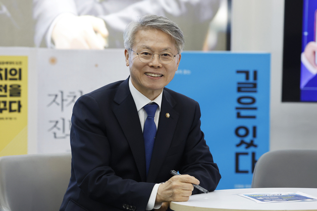 '시도지사·3선 의원' 초호화 빅텐트, 정공법으로 뚫은 민형배