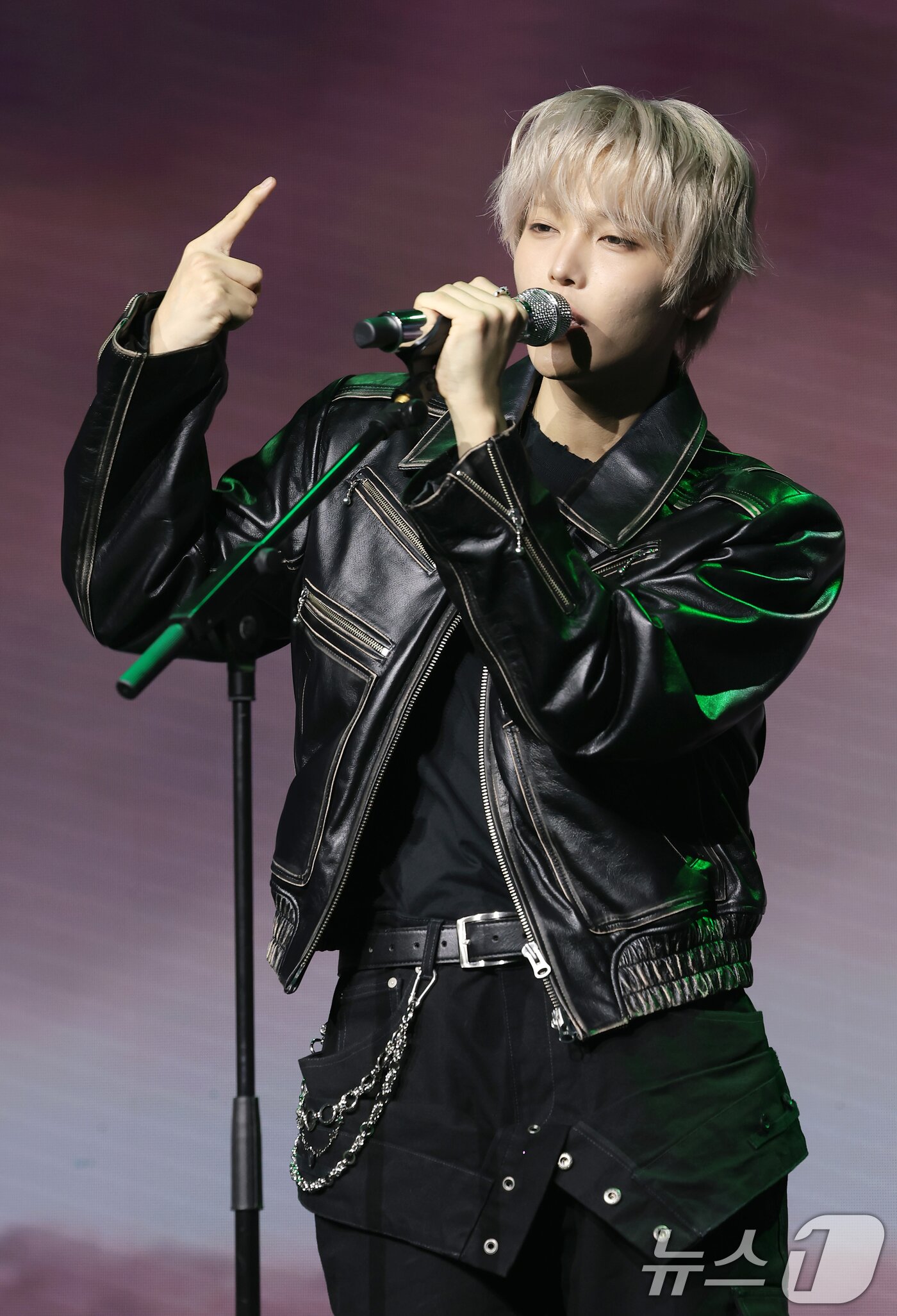 본문 이미지 - 가수 장한음이 30일 서울 강남구 성암아트홀에서 가진 두 번째 EP ‘DAYDREAM' 발매 기념 쇼케이스에서 타이틀 곡 'Only 1(온리 원)'을 선보이고 있다. 2026.3.30 ⓒ 뉴스1 권현진 기자