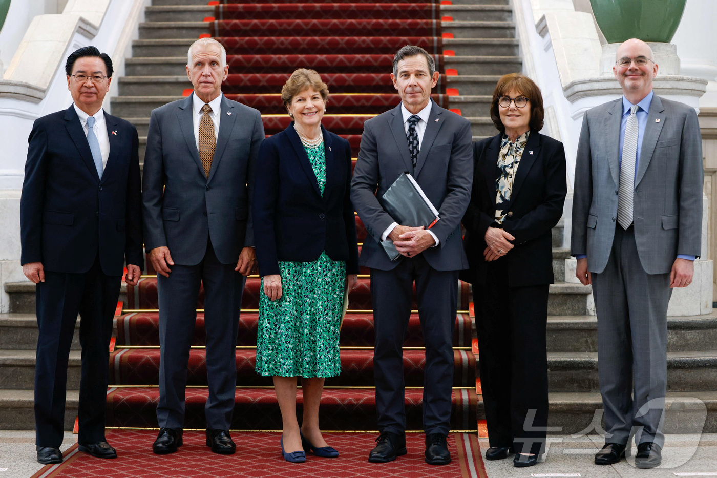 (로이터=뉴스1) 정은지 특파원 = 30일 대만 타이베이 총통부에서 열린 기자회견에 참석한 미국 상원의원 대표단이 기념촬영을 하고 있다. 왼쪽부터 우자오셰 대만 국가안전보장회의(N …