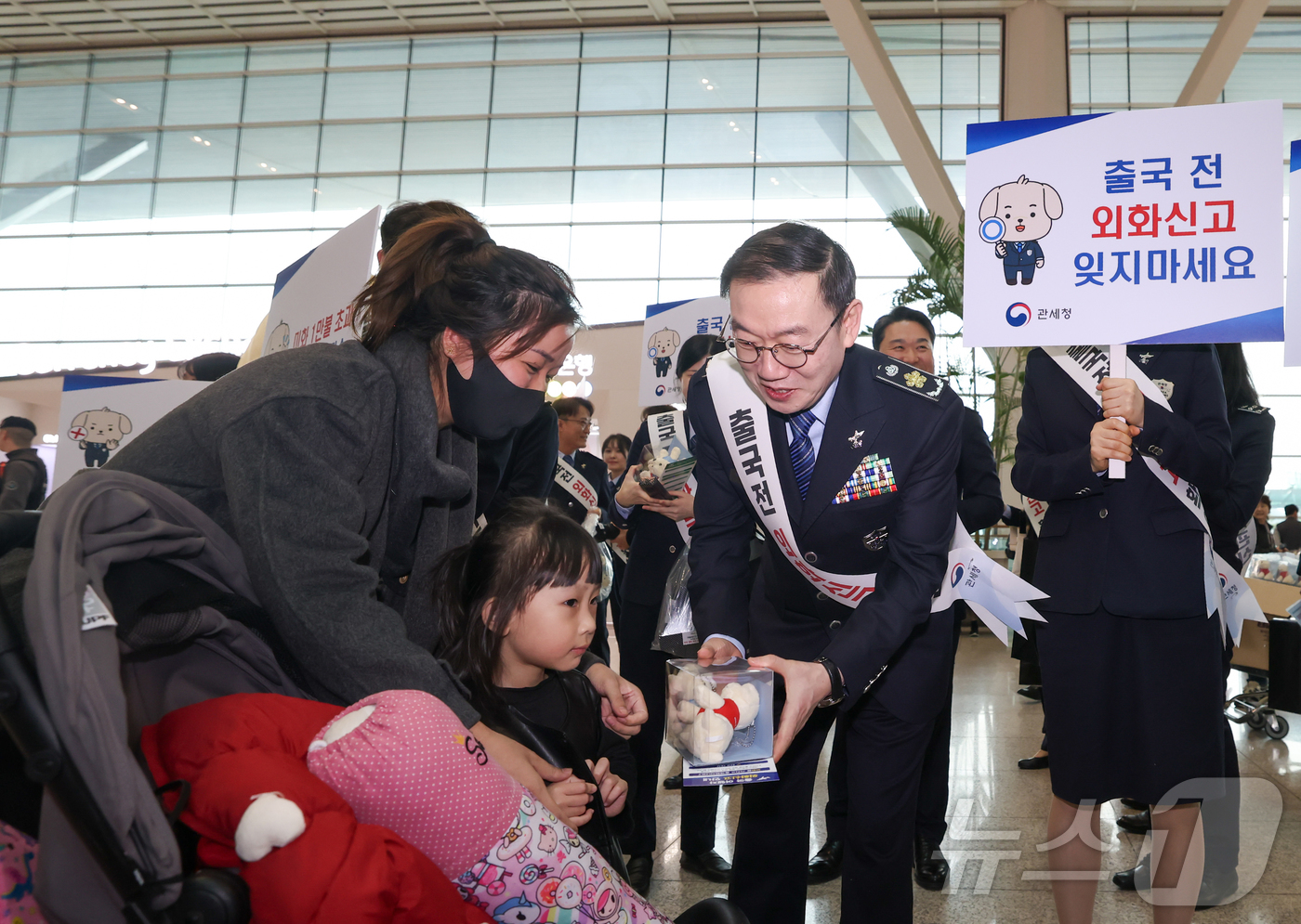 (서울=뉴스1) = 이명구 관세청장이 30일 인천국제공항 제2여객터미널에서 해외 출국 여행객을 대상으로 외화신고 안내 캠페인을 실시하고 있다. (관세청 제공. 재판매 및 DB 금지 …