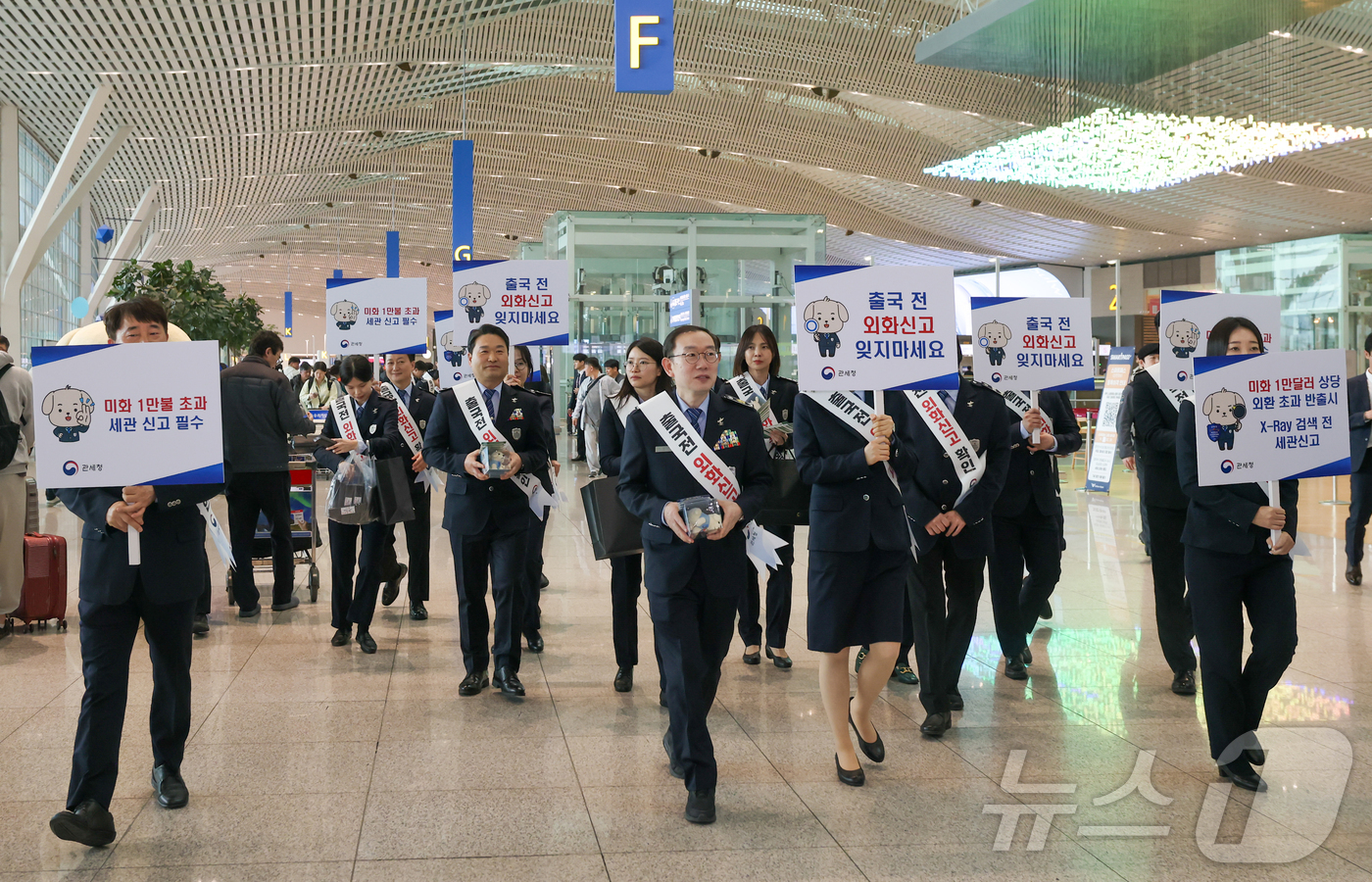 (서울=뉴스1) = 이명구 관세청장이 30일 인천국제공항 제2여객터미널에서 외화신고 안내 캠페인을 실시하고 있다. (관세청 제공. 재판매 및 DB 금지)  2026.3.30/뉴스1 …