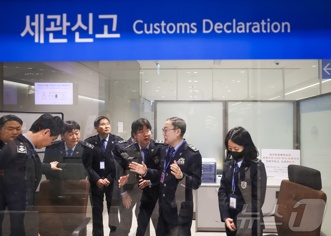 (서울=뉴스1) = 이명구 관세청장이 30일 인천국제공항 외화신고대를 찾아 외화신고 현장을 점검하고 있다. (관세청 제공. 재판매 및 DB 금지) 2026.3.30/뉴스1