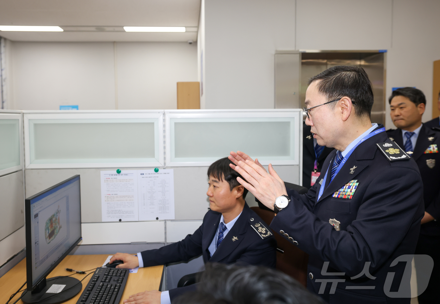 (서울=뉴스1) = 이명구 관세청장이 30일 인천국제공항에서 휴대·기탁 수하물의 X-ray 판독화면을 살펴보고 있다. (관세청 제공. 재판매 및 DB 금지) 2026.3.30/뉴스 …