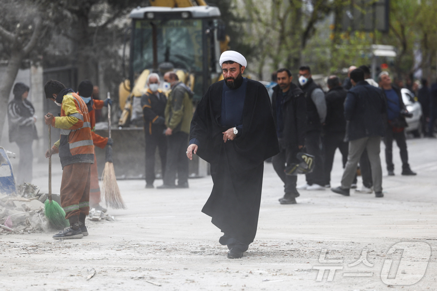 (테헤란 로이터=뉴스1) 윤다정 기자 = 29일(현지시간) 이란 테헤란에서 한 성직자가 공습으로 피해를 입은 카타르 매체 알아라비 TV 건물 근처를 걷고 있다. 2026.03.29 …