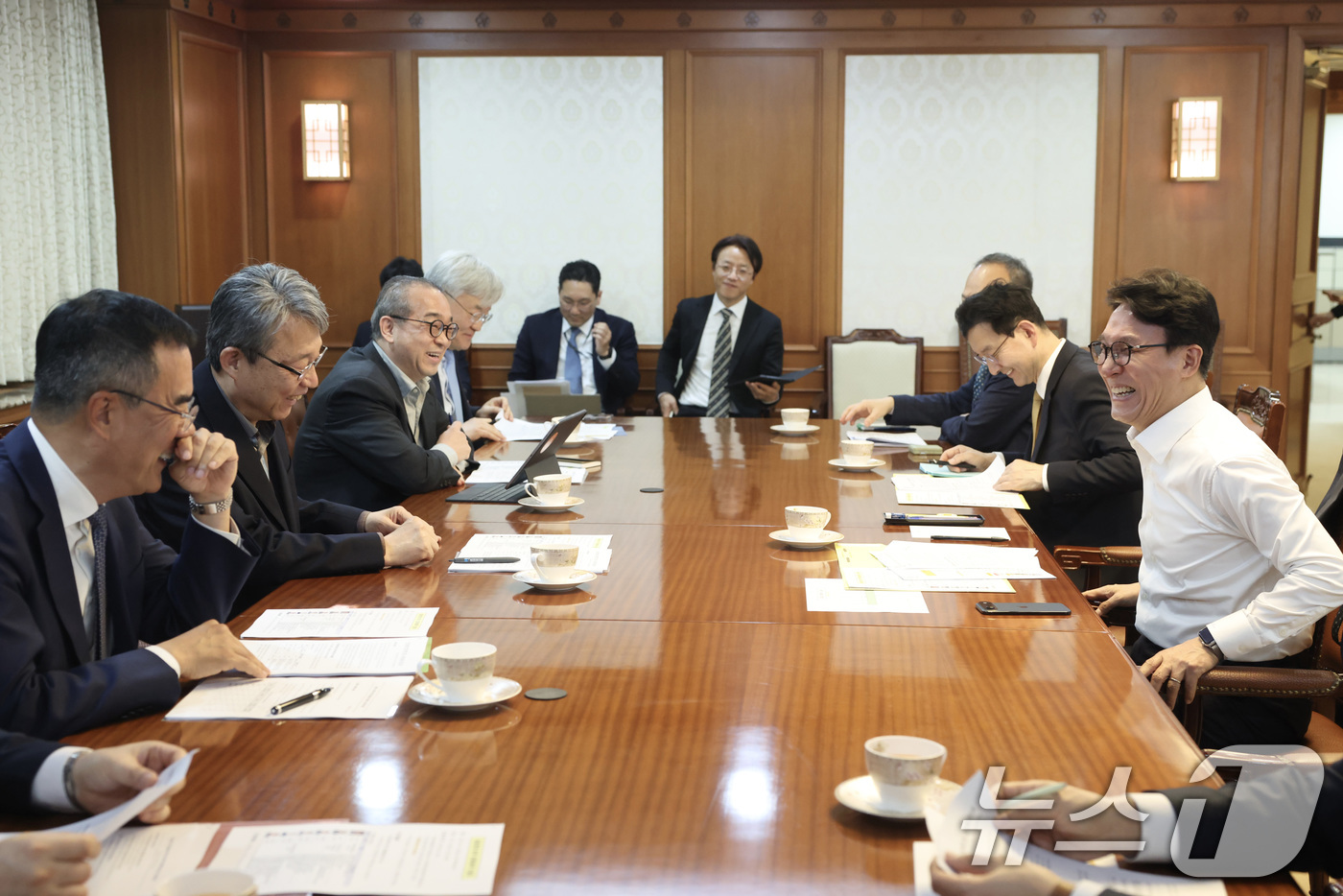 (서울=뉴스1) = 김민석 국무총리가 30일 오후 정부서울청사에서 '중동전쟁 이후 경제대응책 간담회' 주재하고 있다. 김 총리는 이날 간담회에서 전쟁 여파에 따른 국내외 경제 영향 …