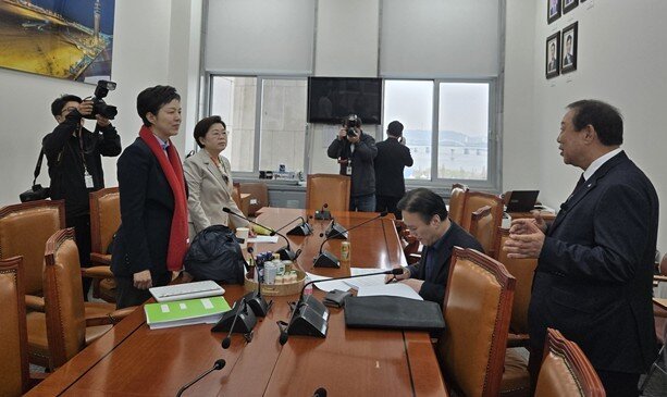 본문 이미지 - 30일 최민호 세종시장(맨 오른쪽)이  국회 교통위 김은혜 의원(오른쪽 두 번째)을 만나 행정수도특별법 처리 필요성을 설명하고 있다. (세종시 제공. 재판매 및 DB 금지)