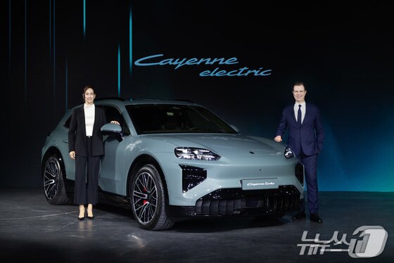 본문 이미지 - 19일 서울 광진구의 복합 문화공간 파이 팩토리(PIE Factory)에서 열린 '2026 포르쉐코리아 신년 기자 간담회'에서 올해 하반기 국내 출시되는 포르쉐 준대형 전기 SUV '카이엔 일렉트릭'을 배경으로 크리스티아네 초른 포르쉐 AG 해외 신흥 시장 총괄(왼쪽)과 마티아스 부세 포르쉐코리아 대표가 기념 사진을 촬영하고 있다(포르쉐코리아 제공, 재판매 및 DB금지). 2026.3.19. ⓒ 뉴스1 김성식 기자 