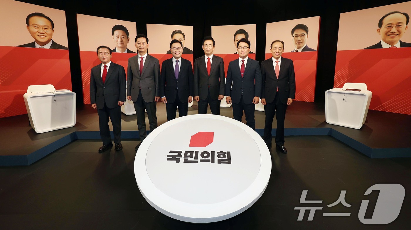 (대구=뉴스1) 공정식 기자 = 30일 오후 대구 수성구 TBC에서 열린 '국민의힘 대구시장 경선 후보 1차 비전 토론회'에서  윤재옥·최은석·홍석준·유영하·이재만·추경호 후보(왼 …