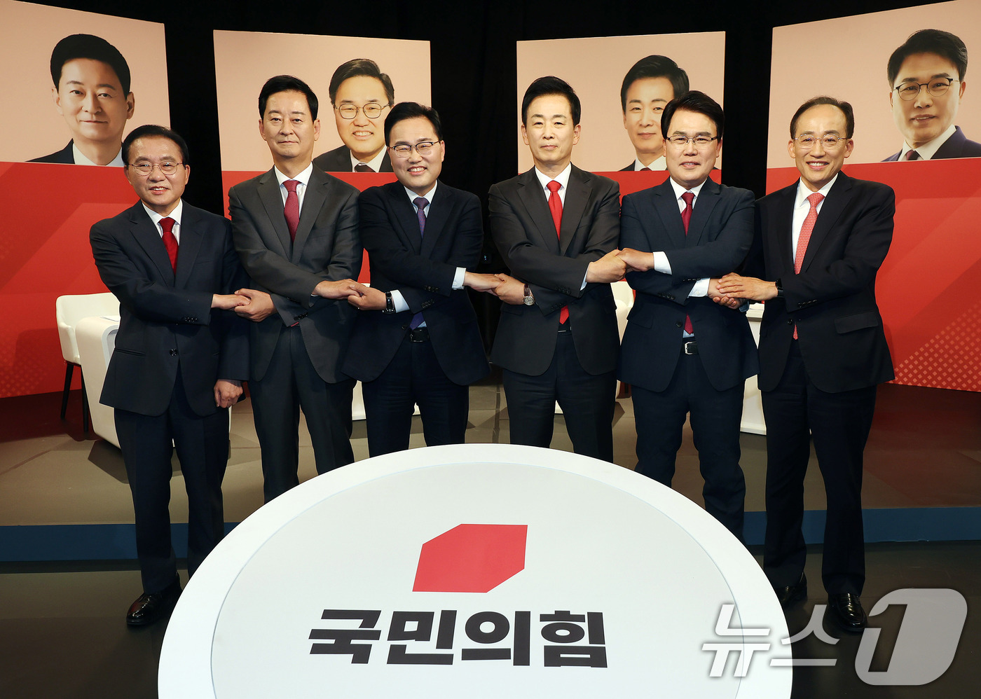 (대구=뉴스1) 공정식 기자 = 30일 오후 대구 수성구 TBC에서 열린 '국민의힘 대구시장 경선 후보 1차 비전 토론회'에서  윤재옥·최은석·홍석준·유영하·이재만·추경호 후보(왼 …