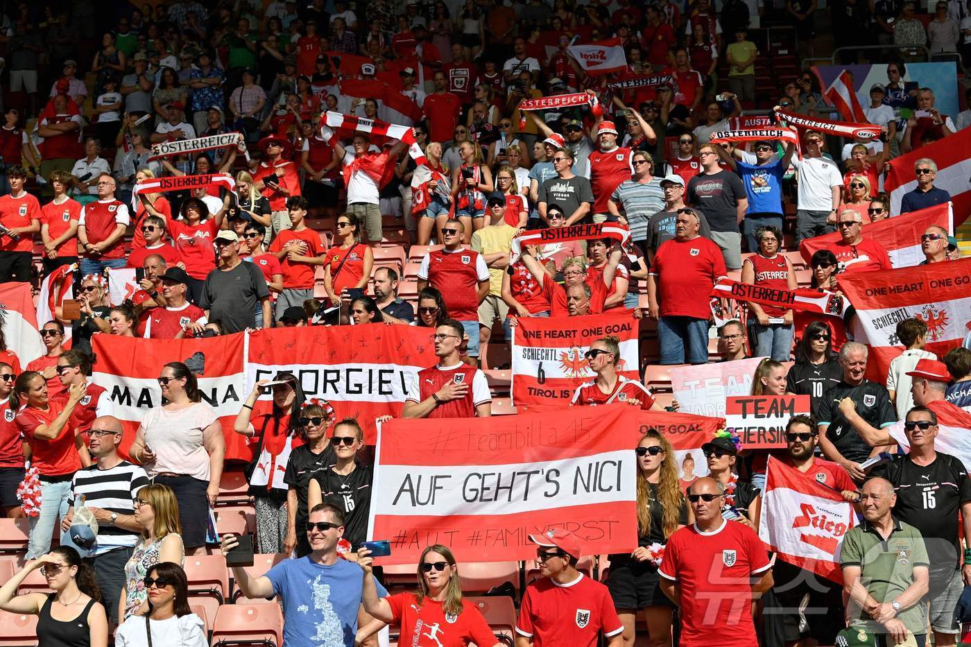 본문 이미지 - 오스트리아를 응원하는 팬들의 모습ⓒ AFP=뉴스1