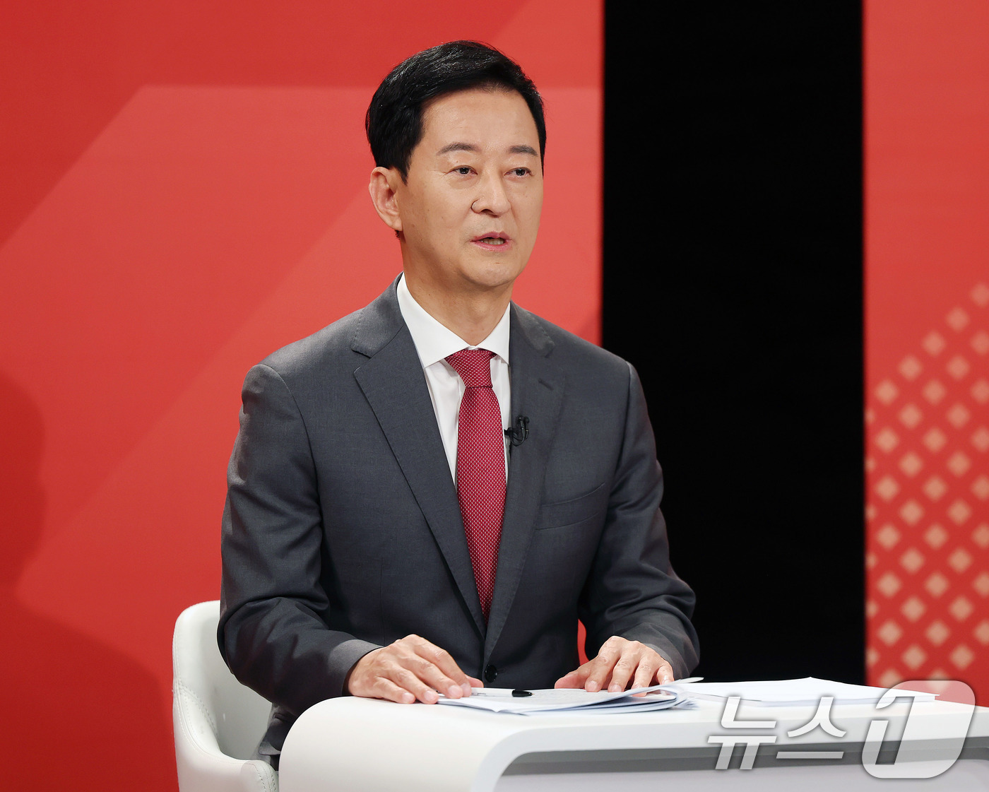 (대구=뉴스1) 공정식 기자 = 30일 오후 대구 수성구 TBC에서 열린 '국민의힘 대구시장 경선 후보 1차 비전 토론회'에서 최은석 후보가 발언하고 있다. 2026.3.30/뉴스 …