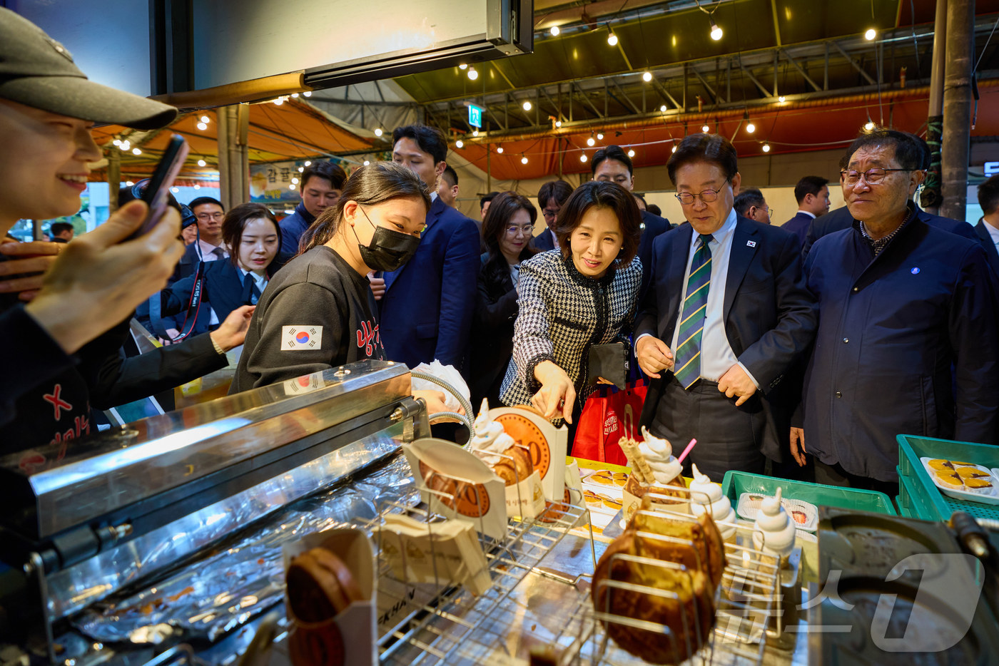 (서울=뉴스1) 허경 기자 = 이재명 대통령과 김혜경 여사가 30일 제주 동문시장을 방문해 상인들과 대화하고 있다. (청와대 제공. 재판매 및 DB 금지) 2026.3.30/뉴스1 …