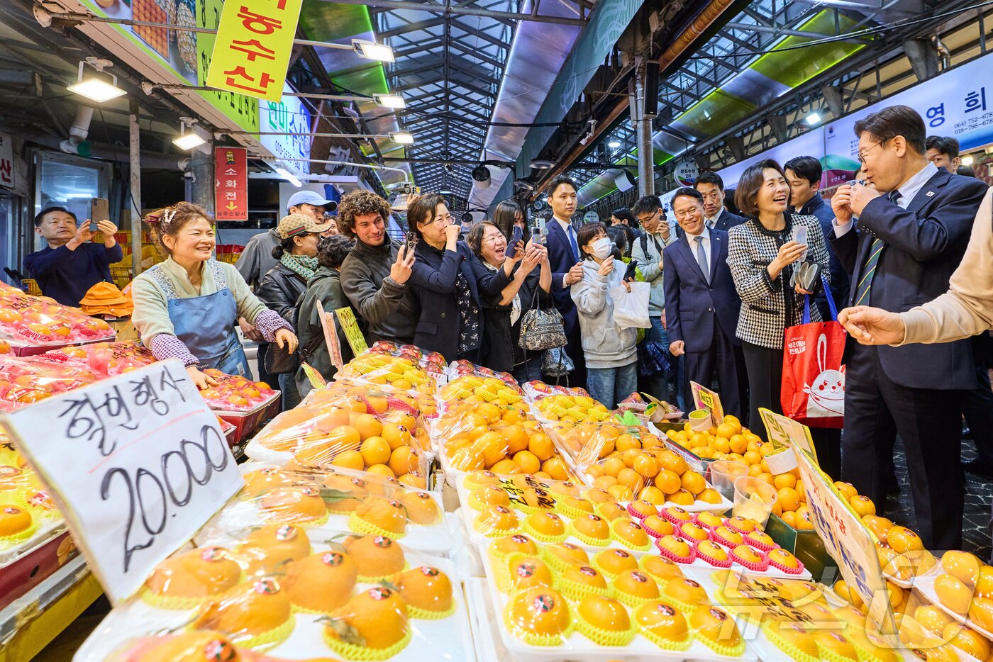 본문 이미지 - 이재명 대통령과 김혜경 여사가 30일 제주 동문시장을 방문해 상인들과 대화하고 있다. (청와대 제공. 재판매 및 DB 금지) 2026.3.30 ⓒ 뉴스1 허경 기자