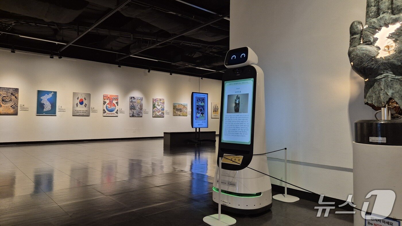 본문 이미지 - 전망대 내 전시 및 체험 프로그램의 설명을 돕는 인공지능(AI)  도슨트 로봇 '오두리'의 모습 2026.03.28. ⓒ 뉴스1 임여익 기자