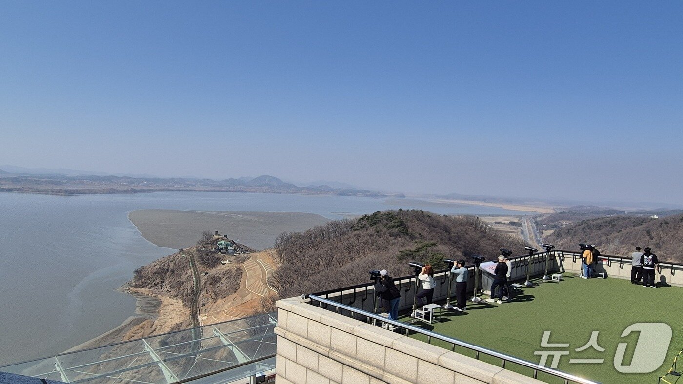본문 이미지 - 오두산 통일전망대 4층 야외 공간에서 망원경으로 북한쪽을 바라보는 시민들의 모습 2026.03.28. ⓒ 뉴스1 임여익 기자